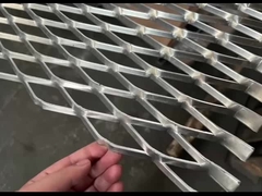 電流を通される拡大されるダイヤモンドの穴25 * 50mmが付いている金属線の網を1.2 * 2.4m