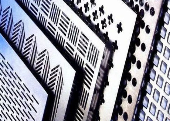 ステンレス鋼の中間の鋼鉄は金属のパネル装飾的な2.0mm厚い5.0mmの穴を打ち抜いた