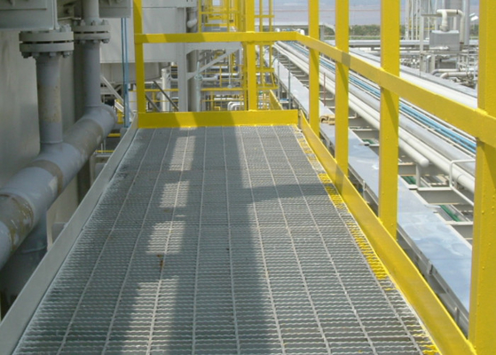2-8mmは下水管カバー フラット バーASTM A36のための溶接された鋼鉄通路の格子に電流を通した
