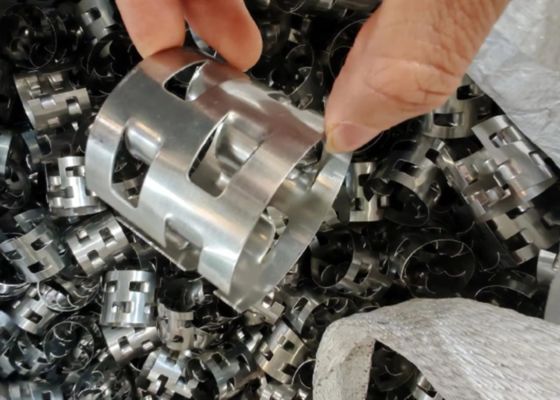 SS316 パールリング メタル ガススクラビングタワーのランダムパッケージ 50*50*0.5mm