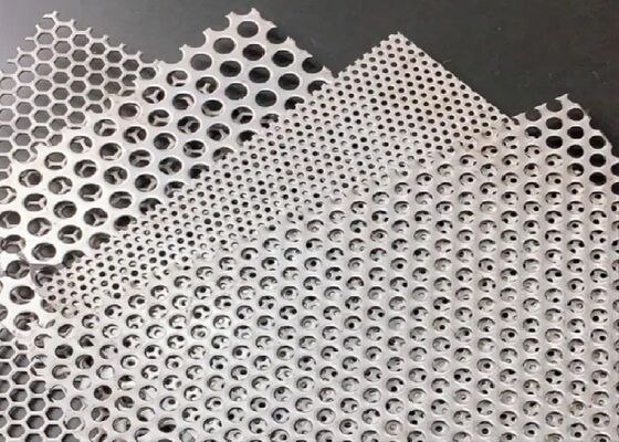 建築用パンチングワイヤーメッシュパネル（ファサードクラッディングおよび日射制御用）