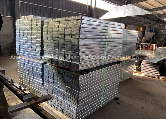 ブロック積みの内部窓のLintel 153mmの穴があいた金網