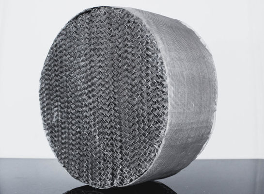 穴があいた版によって波形を付けられた125X 350Yの金属はパッキングを構成した